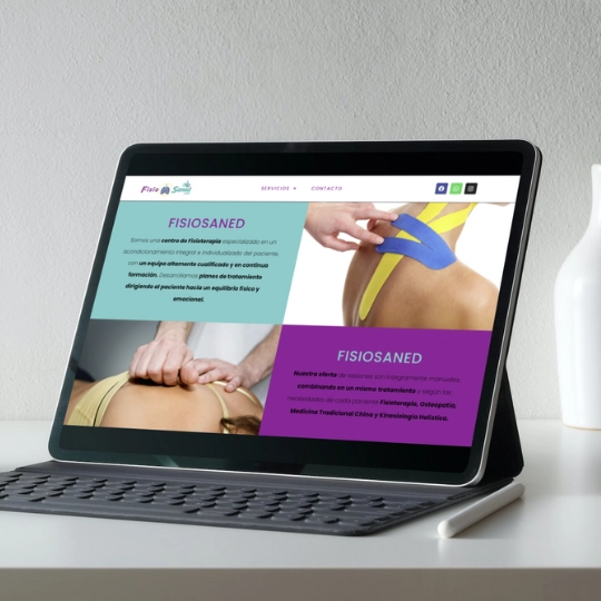 Una tablet que muestra la página web de Fisiosaned, un clínica de fisioterapia y medicina tradicional china situada en Griñón, Madrid