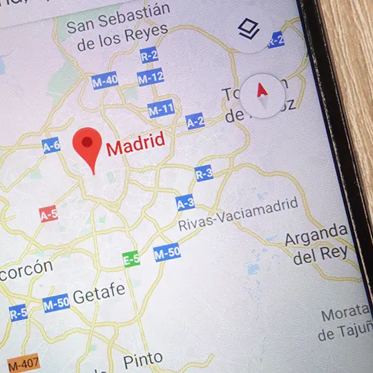 Un móvil mostrando un mapa de google maps
