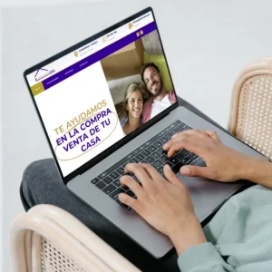 Imagen de un portátil mostrando la página web de Inmobiliaria Marina, una de las mejores de la zona de Toledo. Están en Carranque