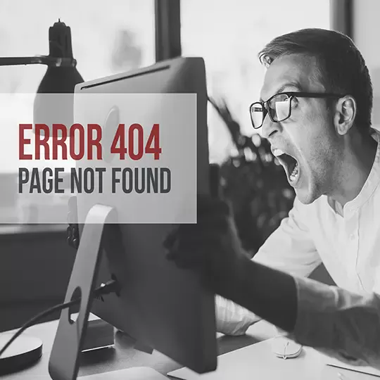 Un usuario de internet frente a su ordenador mostrando desesperación por un error de conexión al servidor. Error 404 pagina no encontrada por falta de mantenimiento web