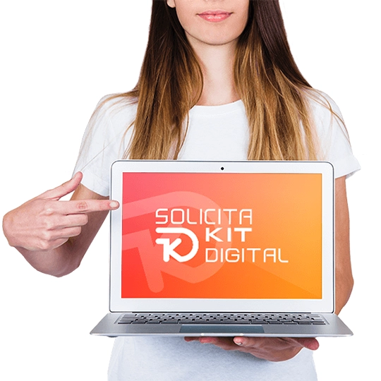 Un chica con un portátil mostrando el logo del Kit Digital con una llamada a la acción de Solicita